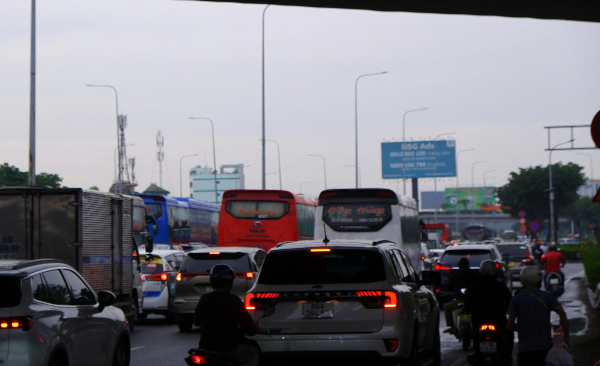 Do giao thông ngày tết thường bị ùn tắc, các phương tiện ô tô quay lại bến để phục vụ chuyến tiếp theo bị chậm đáng kể so với dự tính. Ảnh: Đ.Xá.