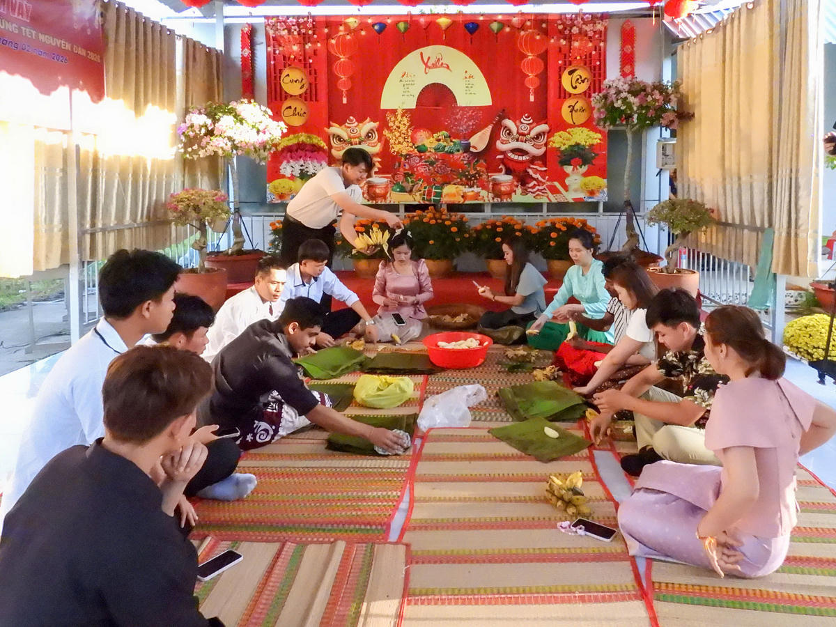 Nhiều lưu học tham gia gói bánh tét đón Tết cổ truyền. Ảnh: NVD.