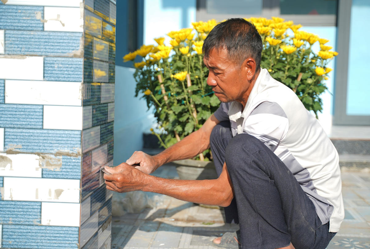 Người dân xã Đề Gi chăm lo đón Tết trong nhà mới thuộc “Chiến dịch Quang Trung”. Ảnh: Chí Đại.