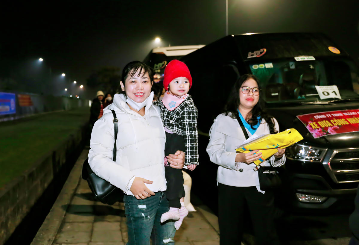 Ngay cả những em nhỏ cũng háo hức cùng mẹ lên xe để về quê sum họp gia đình. Ảnh: YK.&nbsp;