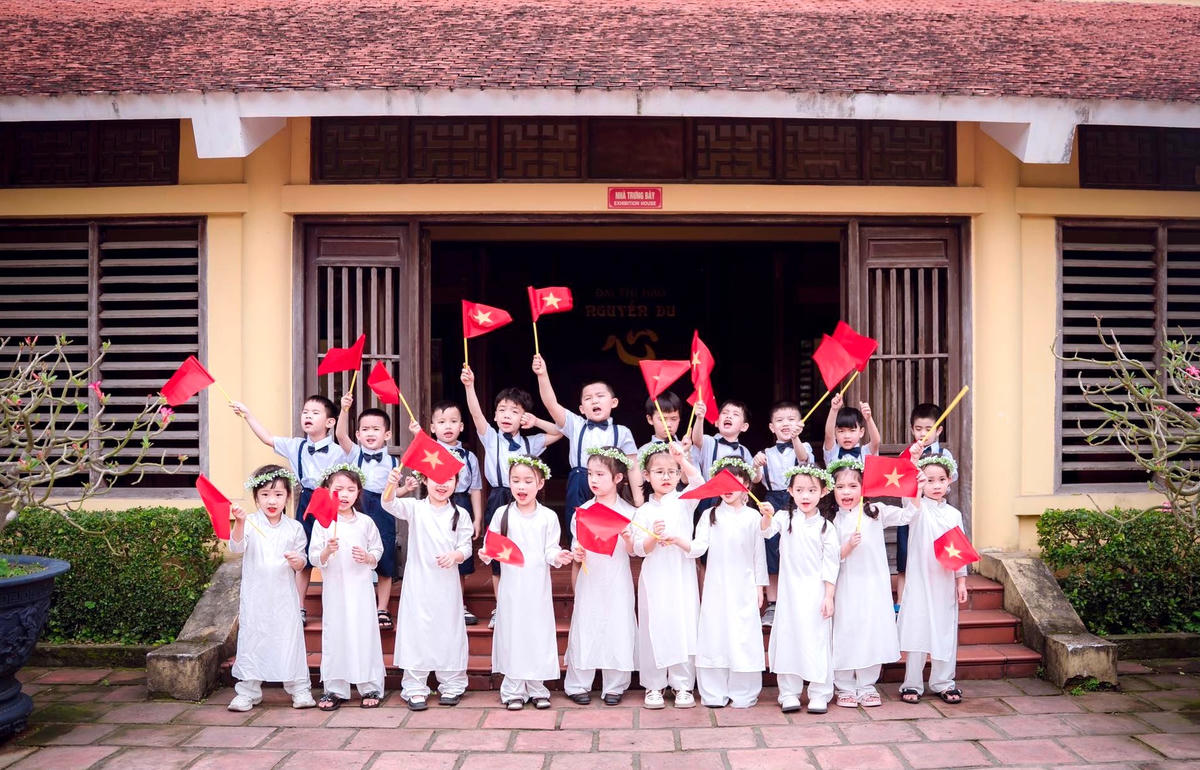 Khu Di tích Nguyễn Du thường xuyên đón các đoàn học sinh đến tìm hiểu về Truyện Kiều và Nguyễn Du. 	Ảnh: H.N