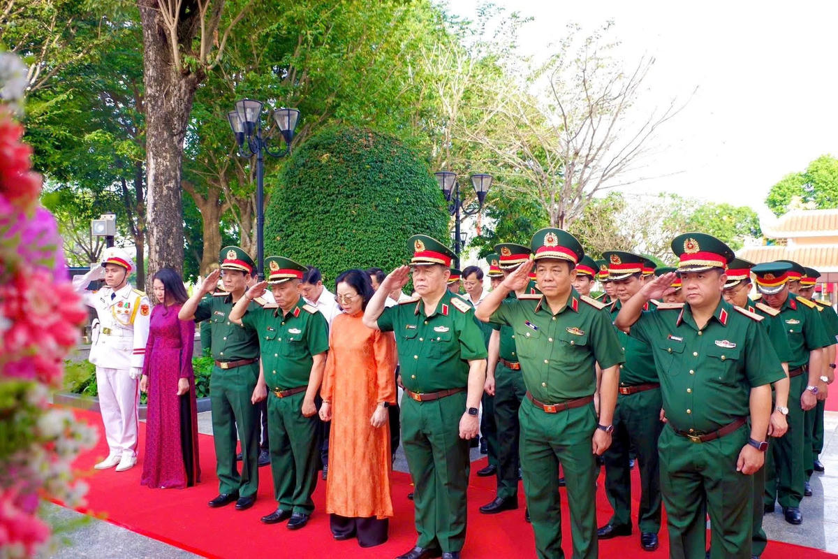Đoàn công tác của Quân ủy Trung ương, Bộ Quốc phòng, Tổng cục Chính trị Quân đội nhân dân Việt Nam tổ chức Lễ dâng hoa, dâng hương liệt sĩ Võ Thị Sáu. Nguồn: T.Nghi-T.Vũ.