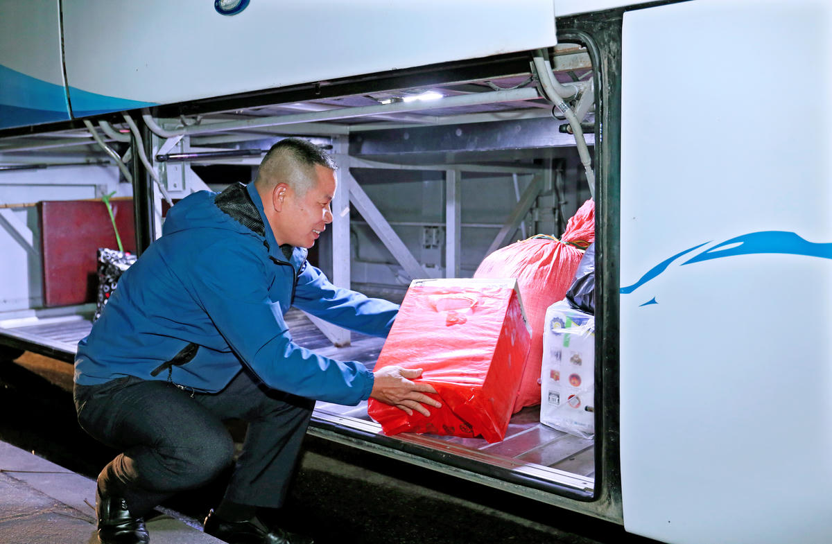 Công tác sắp xếp đồ đạc, quà Tết được triển khai gọn gàng, khoa học. Ảnh: YK.&nbsp;