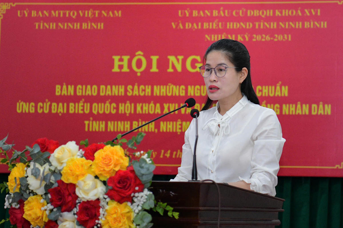 Phó Chủ tịch Ủy ban MTTQ tỉnh Trần Thị Thoa phát biểu tại hội nghị. Ảnh: Trường Giang