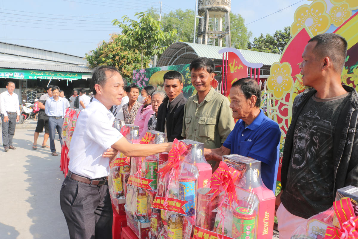 Ông Huỳnh Thanh Hòa, Bí thư Đảng ủy xã Ninh Thạnh Lợi, tỉnh Cà Mau trao quà Tết Bính Ngọ năm 2026 cho các hộ dân có hoàn cảnh khó khăn. Ảnh: Nguyên Du