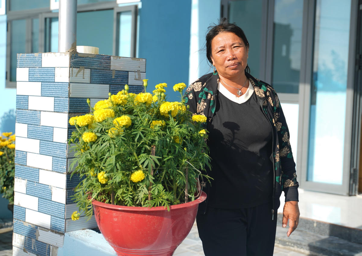 Bà Nguyễn Thị Vàng vui mừng trong căn nhà mới. Ảnh: Tấn Thành.