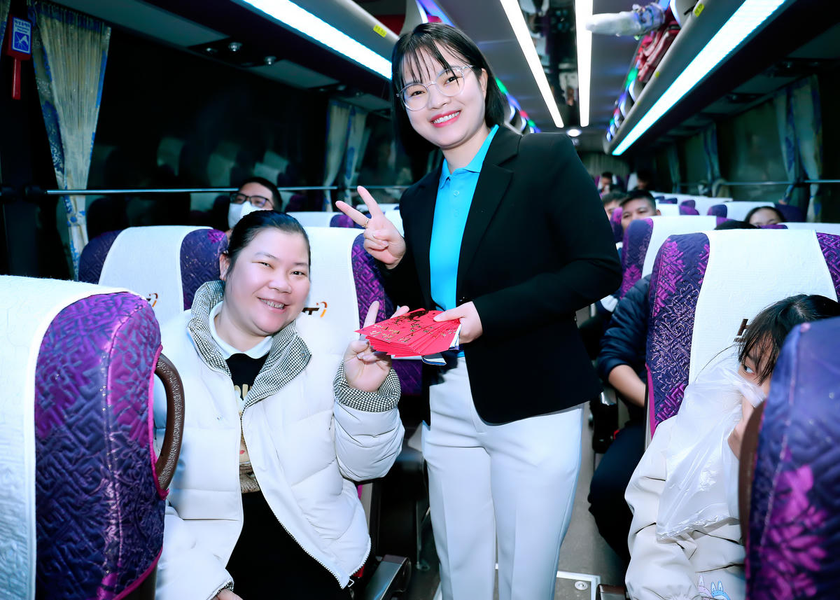 Người lao động, công đoàn viên nhận được lì xì trước khi về quê đón Tết. Ảnh: YK.&nbsp;