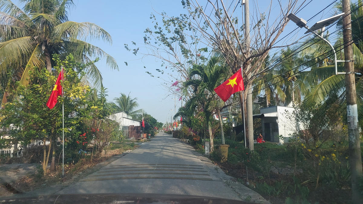 Đường giao thông nông thôn ở Ninh Thạnh Lợi đều được nhựa hóa, bê tông hóa. Ảnh: Nguyên Du