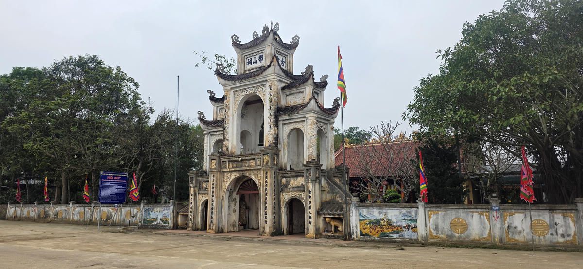 Đền Nưa dưới chân núi Am Tiên. Ảnh: Nguyễn Chung,