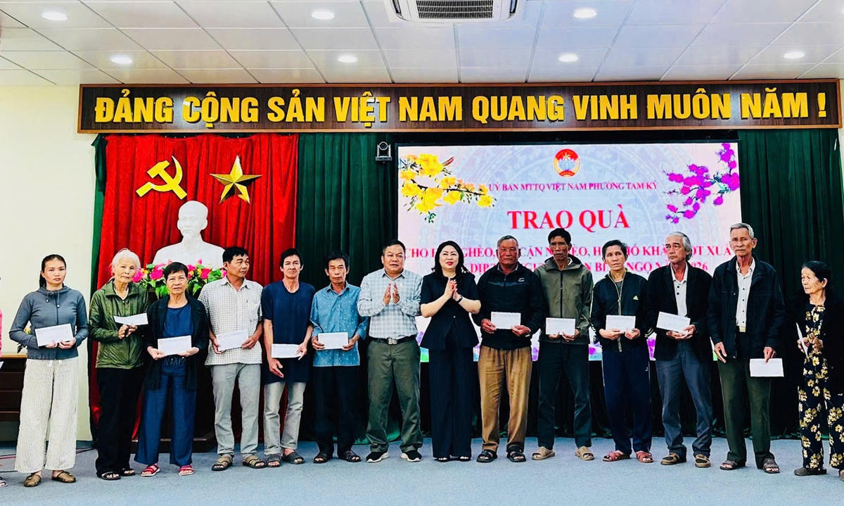 Ủy ban MTTQ Việt Nam phường Tam Kỳ tặng quà Tết cho hộ nghèo, hộ có hoàn cảnh khó khăn trên địa bàn. Ảnh: CV.