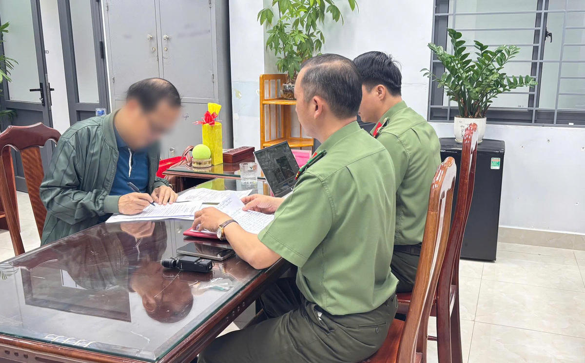 Lực lượng Công an TP Đà Nẵng làm việc ông H. Ảnh: CV.