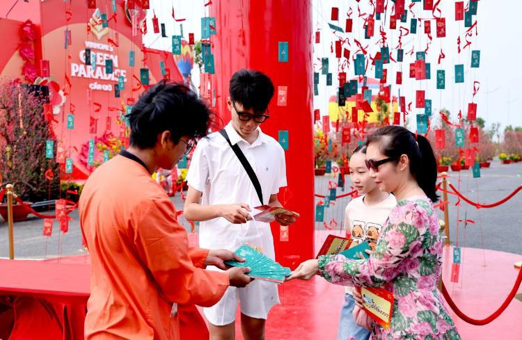 Cả gia đình hào hứng bốc thăm tại cây lì xì 2.026 phong bao may mắn