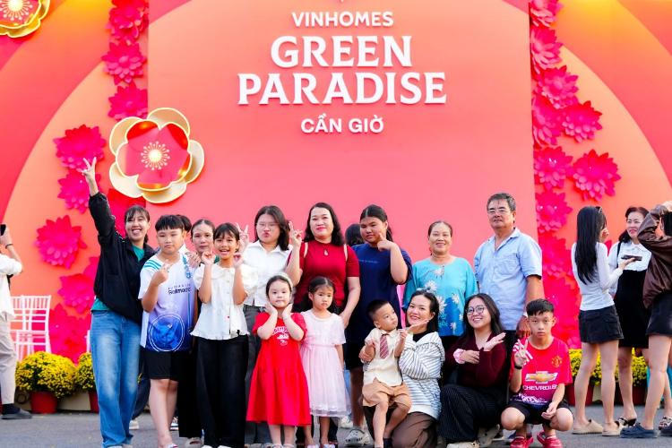 Khoảnh khắc ba thế hệ cùng chung một khung hình sẽ trở thành ký ức theo mỗi người qua năm tháng