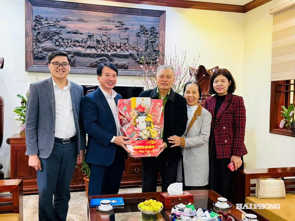 Đồng chí Phó Chủ tịch Thường trực Ủy ban MTTQ Việt Nam thành phố và lãnh đạo phường An Phong thăm, tặng quà đồng chí Nguyễn Đình Then, nguyên Ủy viên Ban Thường vụ Thành ủy, nguyên Chủ tịch Ủy ban MTTQ Việt Nam thành phố.