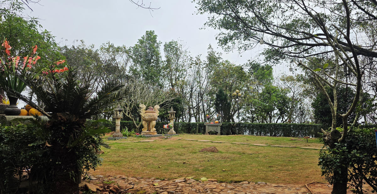 Nơi được xem là huyệt đạo, điểm giao hòa giữa đất và trời trên đỉnh Am Tiên. Ảnh: Nguyễn Chung.