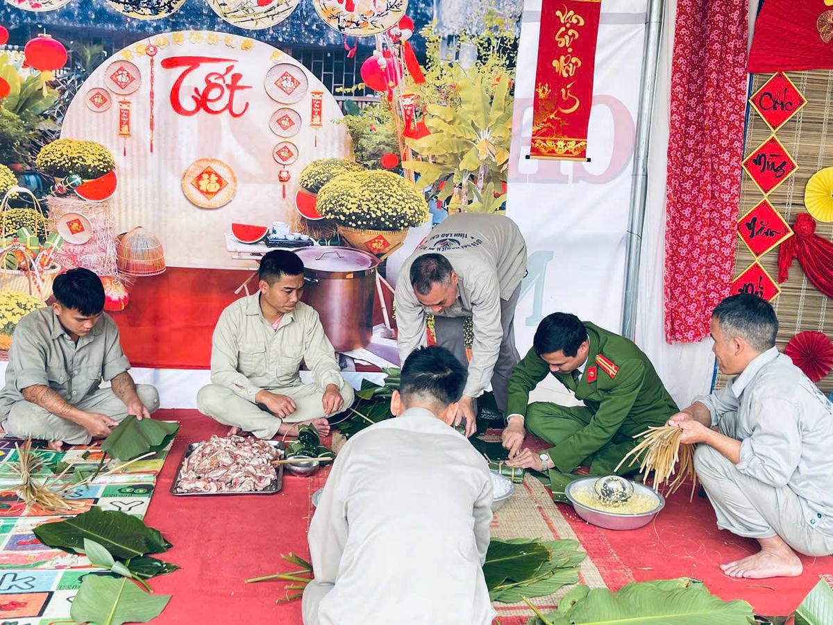 Chiến sĩ và học viên không có khoảng cách, gần gũi như người nhà. Ảnh: Công an tỉnh Lào Cai.