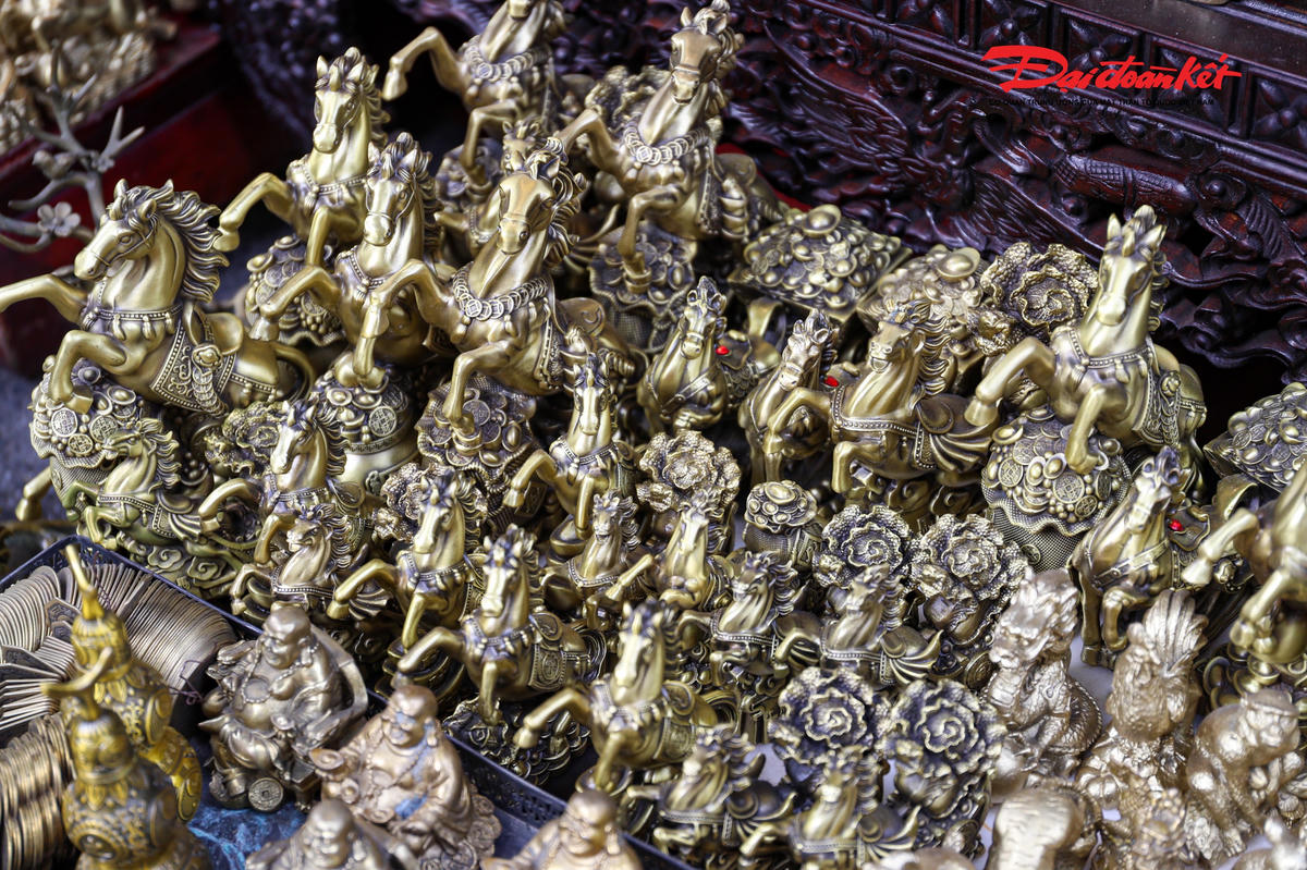 Các tiểu thương mang đến nhiều mẫu tượng linh vật ngựa với đa dạng chất liệu như đồng, gốm, đá, gỗ…, góp phần tạo điểm nhấn ấn tượng và đậm sắc xuân cho không gian chợ.