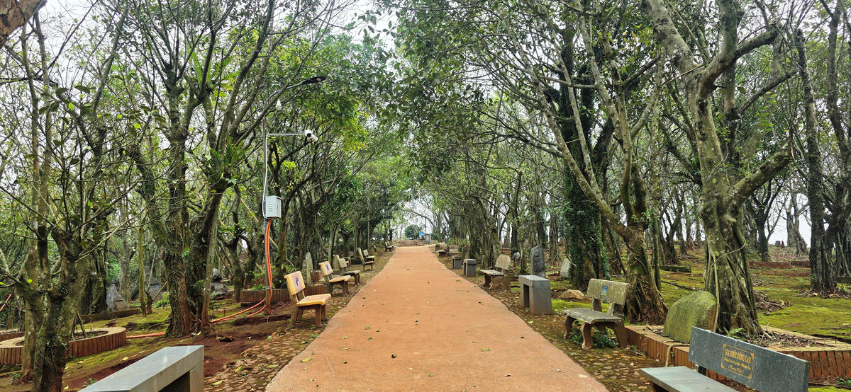 Cảnh quan tại di tích được sắp xếp lại, thông thoáng, sạch đẹp hơn trước ngày khai hội. Ảnh: Nguyễn Chung.