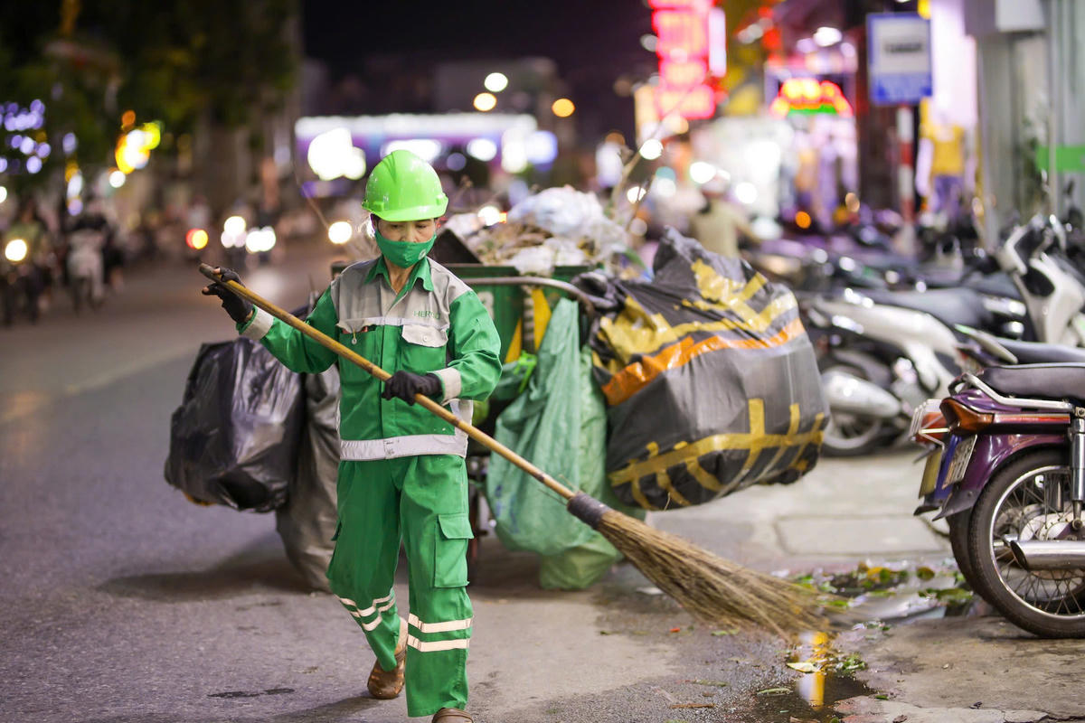 HEPCO cũng khuyến cáo người dân không xả rác bừa bãi, không bỏ rác còn mồi lửa vào thùng rác, không đốt vàng mã trên lòng đường và vỉa hè, cùng chung tay giữ gìn cảnh quan đô thị dịp Tết. Đồng thời, cũng mong muốn người dân không đưa ra ra đường sau 20h ngày 29 tháng Chạp và trong 2 ngày Tết Nguyên đán (từ mồng 1-2) để giữ môi trường xanh, sạch đẹp. Ảnh: M.T.