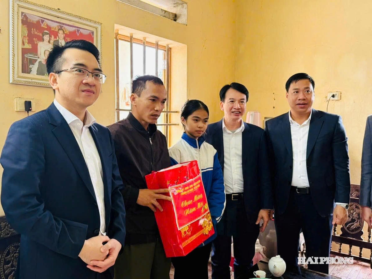 Đồng chí Nguyễn Đức Tuấn và lãnh đạo phường An Phong thăm, tặng quà cháu Nguyễn Thị Kim Khánh, hoàn cảnh khó khăn ở tổ dân phố Phú La, phường An Phong.