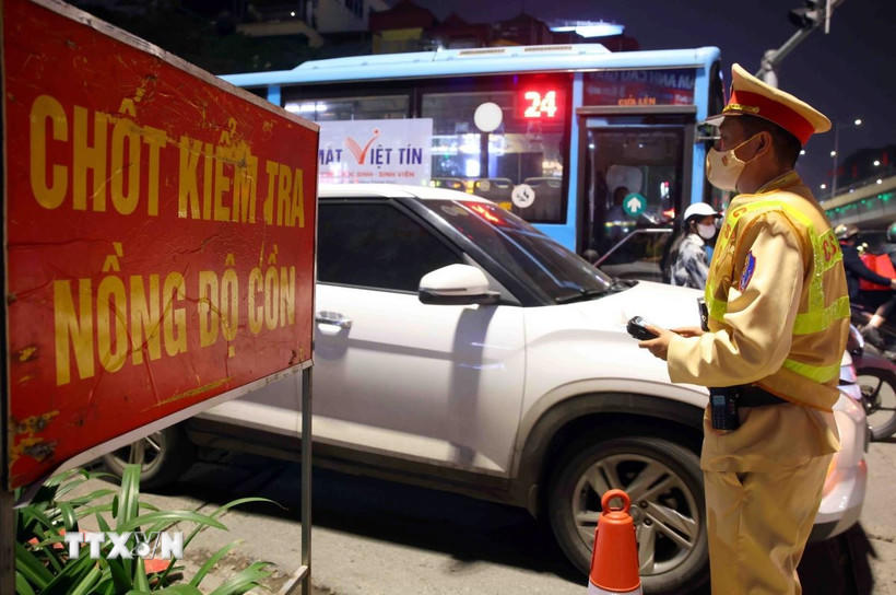 Lực lượng chức năng tập trung kiểm tra, kiểm soát trên các tuyến có nhiều nhà hàng, quán nhậu. (Ảnh: Phạm Kiên/TTXVN),