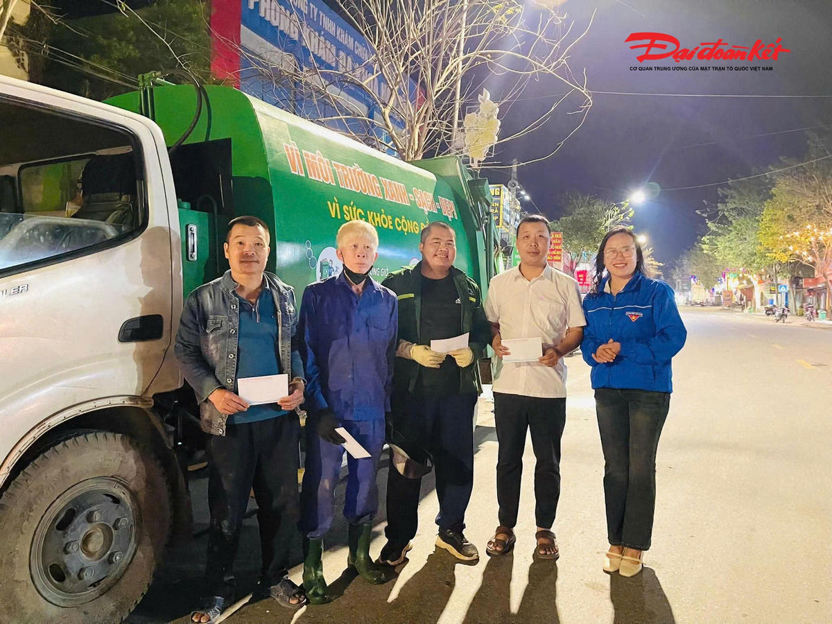 Tại xã miền núi Tương Dương nhằm động viên chia sẻ, cho các công nhân đang đang thu gom rác. Tối 29 Tết, Tổ trực cơ quan Ủy ban MTTQ Việt Nam xã Tương Dương cùng lãnh đạo địa phương đến thăm, động viên công nhân Hợp tác xã Môi trường đang làm việc trong thời khắc giao thừa.. Những lời chúc, sự ghi nhận kịp thời giữa đêm cuối năm trở thành nguồn động viên để họ vững vàng hoàn thành nhiệm vụ, góp phần để Nhân dân đón Tết an lành, văn minh. Ảnh: TT