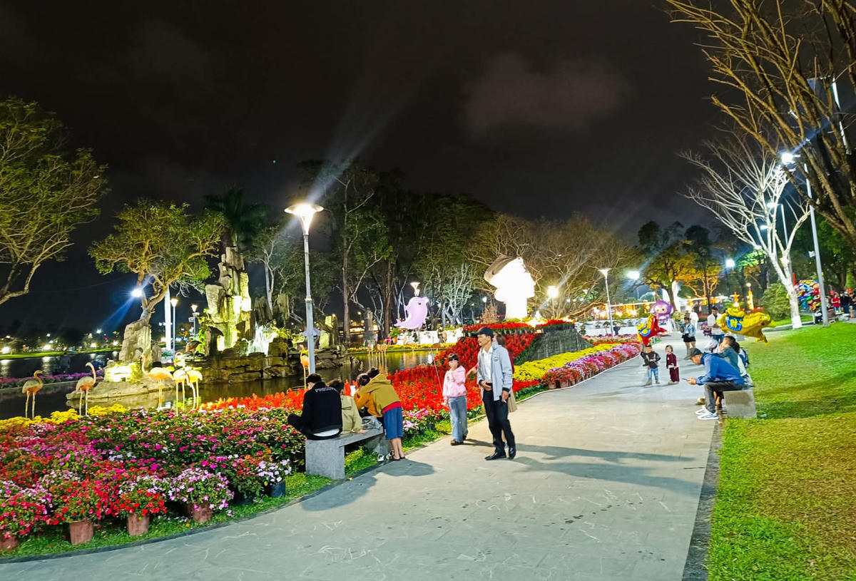 Người dân dạo bước, tham quan vườn hoa xuân. Ảnh: N.Q.