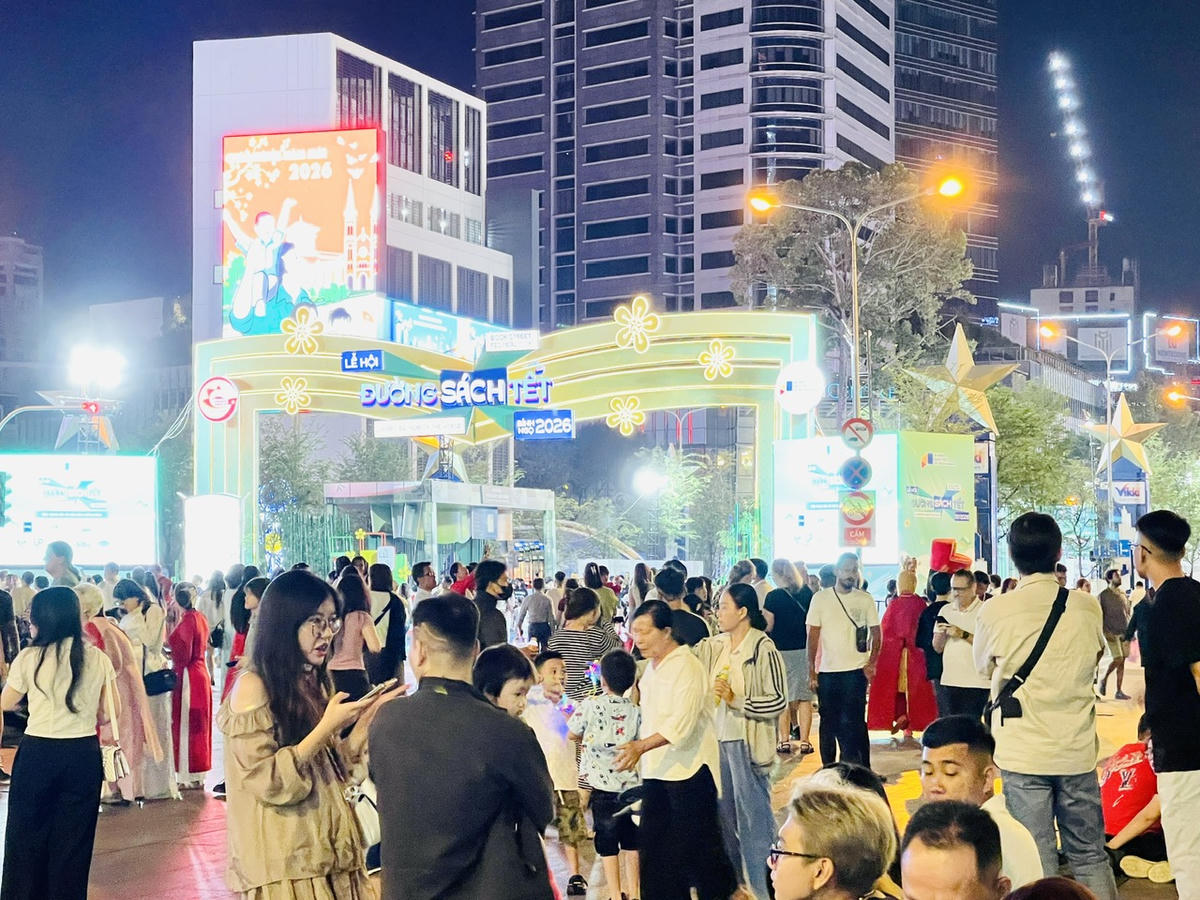 Ghi nhận càng gần thời điểm giao thừa, lượng người đổ về trung tâm TP Hồ Chí Minh càng đông đúc. Ảnh: Thanh Thuỷ.