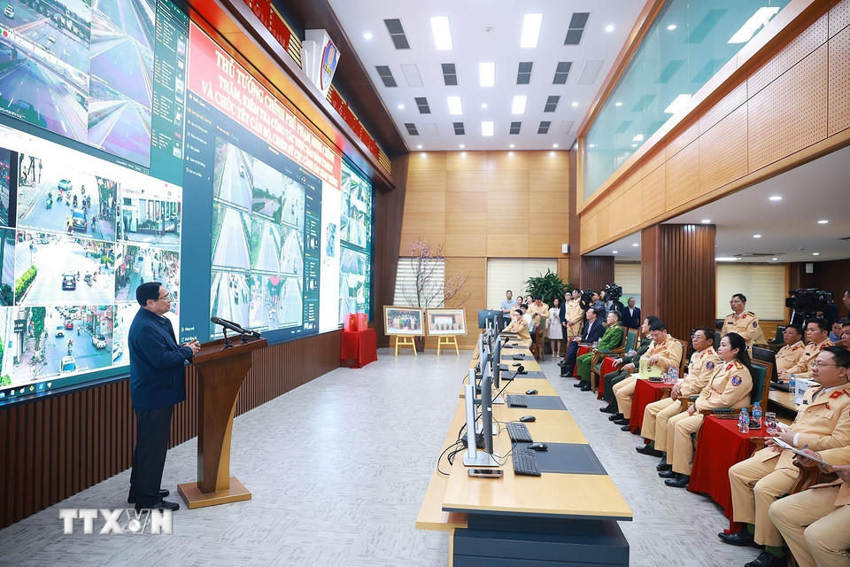 Thủ tướng Phạm Minh Chính chúc Tết và giao nhiệm vụ cho lực lượng Cảnh sát giao thông. (Ảnh: Dương Giang/TTXVN).