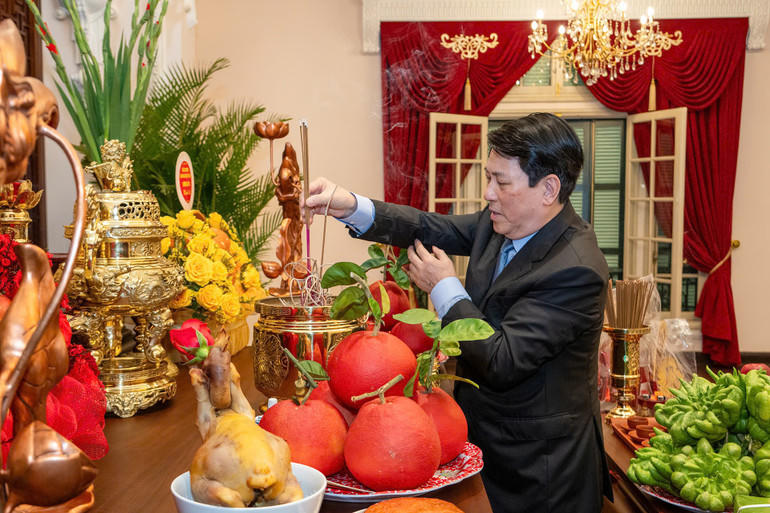 Chủ tịch nước Lương Cường dâng hương tưởng niệm Chủ tịch Hồ Chí Minh tại Trụ sở làm việc cơ quan Chủ tịch nước (ảnh Thủy Nguyên).