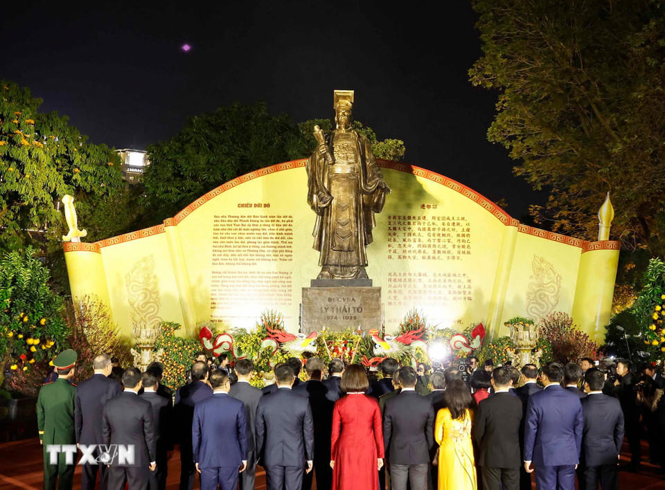 Tổng Bí thư Tô Lâm và các đại biểu dâng hương tại tượng đài Vua Lý Thái Tổ ở vườn hoa Lý Thái Tổ, Hà Nội. Ảnh: Thống Nhất - TTXVN.