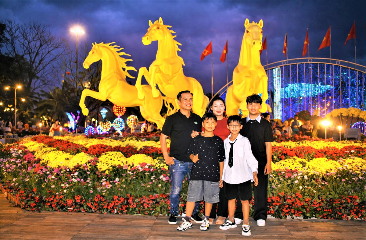 Một gia đình chụp ảnh lưu niệm chào đón năm mới 2026. Ảnh: Chí Đại.