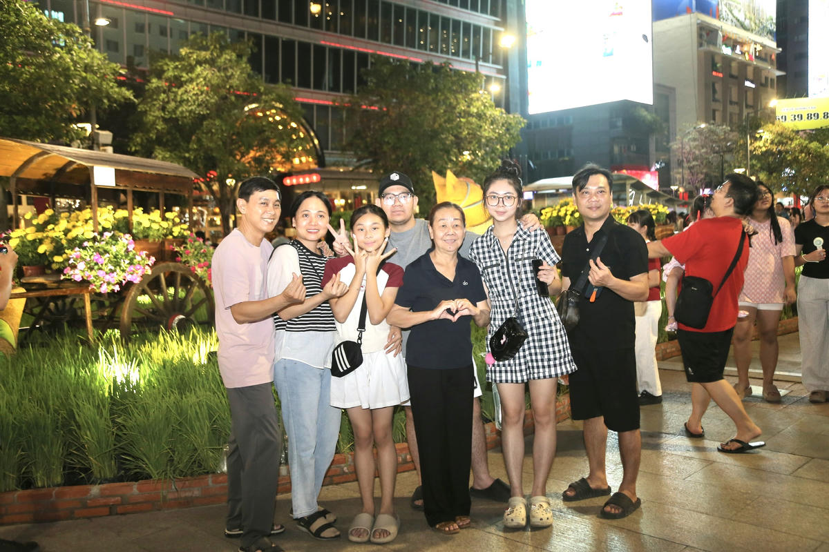 Nhiều người dân chia sẻ phải mất khá nhiều thời gian mới có thể chụp được một bức ảnh ưng ý do lượng khách quá đông.&nbsp;