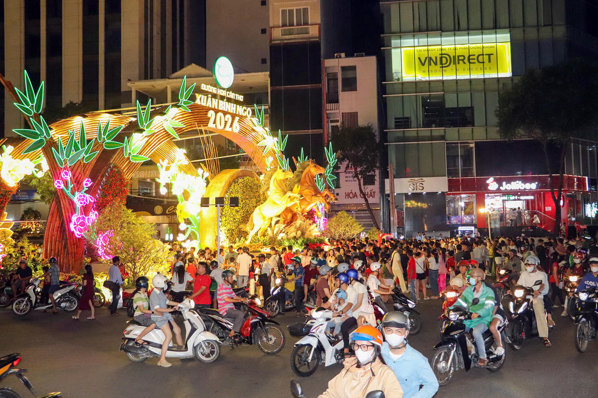 Đường hoa nghệ thuật xuân Bính Ngọ 2026 tại&nbsp;tuyến đường Võ Văn Tần – Nguyễn Thái Học (phường Ninh Kiều) được nhiều người lựa chọn là điểm đến trong đêm giao thừa. (ảnh: C.A). 