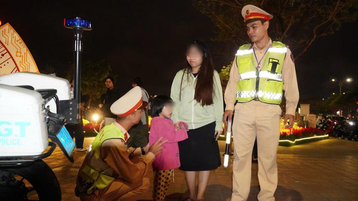 CSGT TP Đà Nẵng bàn giao cháu bé thất lạc cho gia đình. Ảnh: CV.