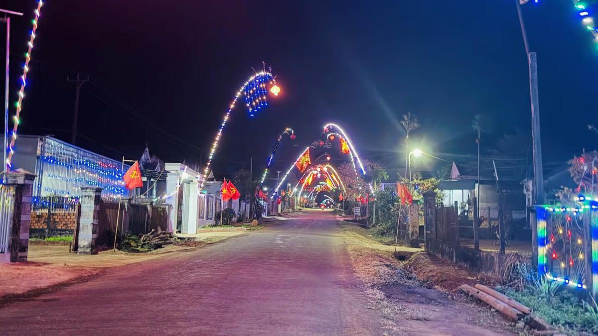 Hình ảnh cây nêu&nbsp;gắn với ước mong về cuộc sống yên vui, gia đình hạnh phúc và mùa màng thuận lợi.&nbsp;Ảnh: Đình Sang.