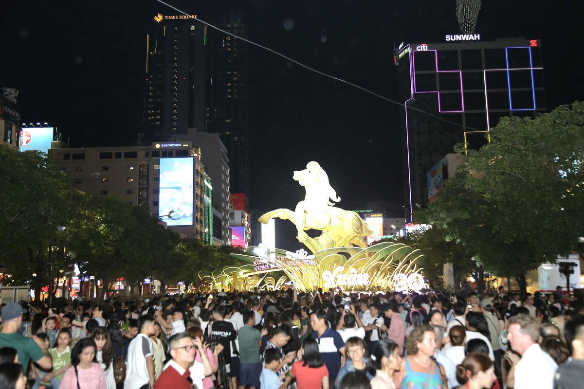 Không khí càng về tối càng sôi động khi hệ thống chiếu sáng nghệ thuật và trình diễn ánh sáng được kích hoạt, thu hút đông đảo người xem.