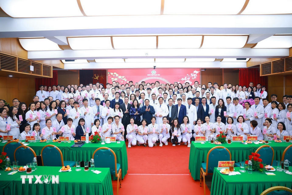 Thủ tướng Phạm Minh Chính với cán bộ, bác sỹ, nhân viên y tế Bệnh viện Bạch Mai. (Ảnh: Dương Giang/TTXVN).