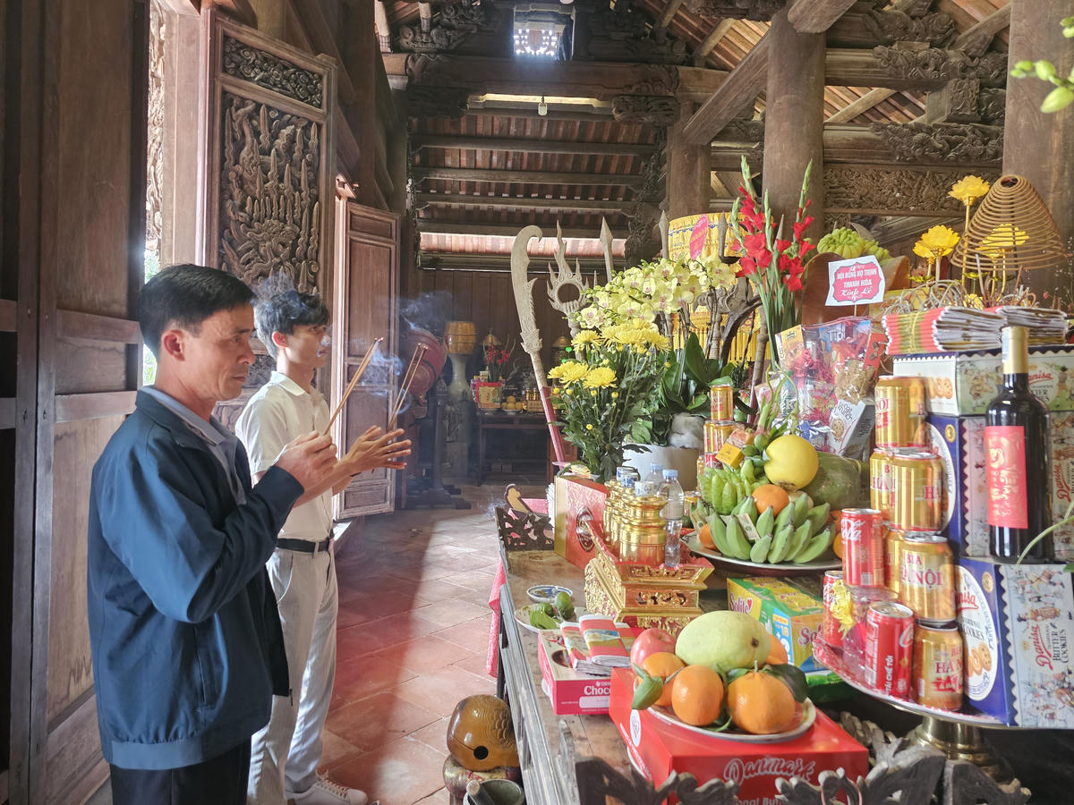 Anh Trịnh Văn Thống (đứng phía ngoài) dâng hương tại di tích phủ Trịnh. Ảnh: Đình Minh