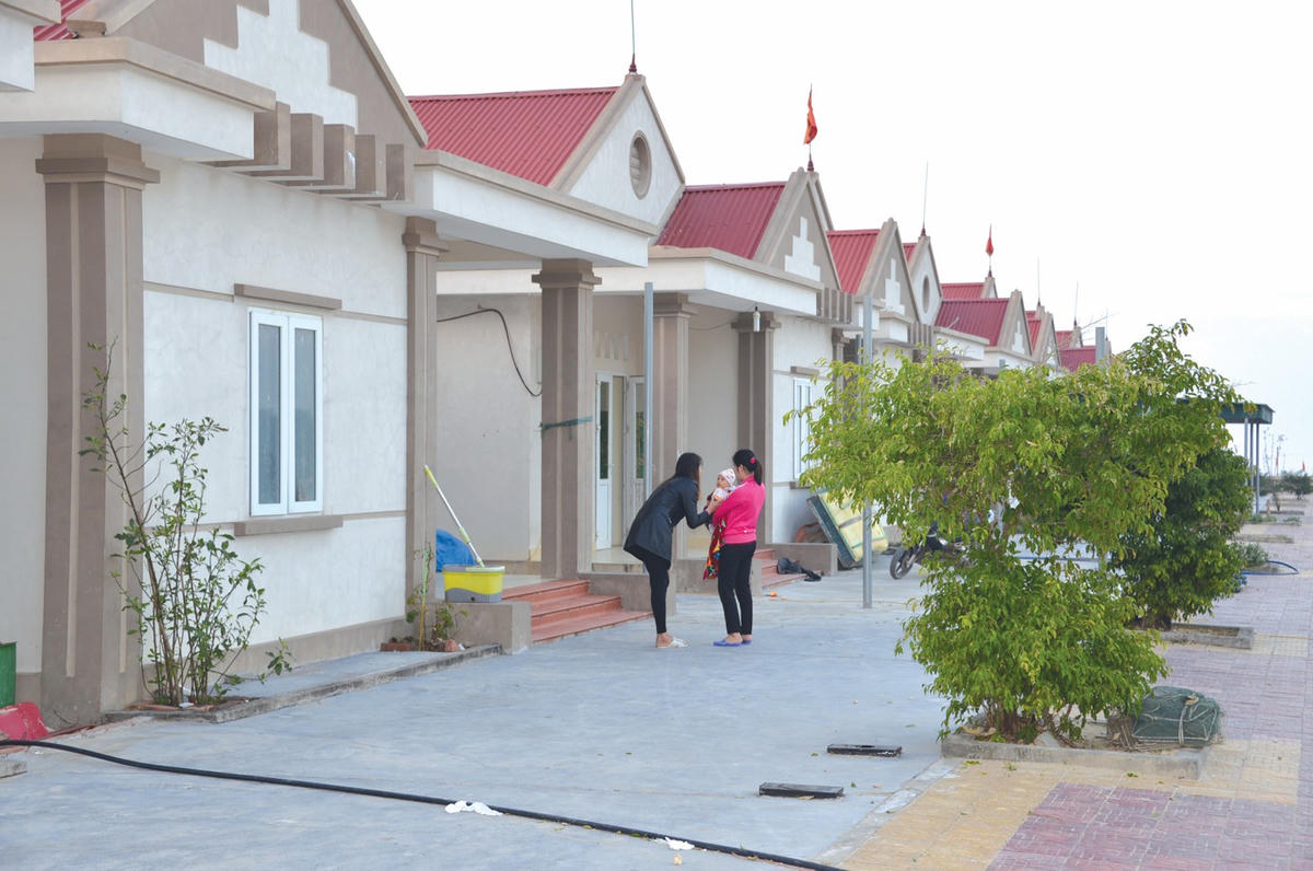 Người dân đảo Trần sinh sống bình yên trong những căn nhà khang trang do Tổng Công ty Đông Bắc (nay là Binh đoàn 19) hỗ trợ xây dựng.