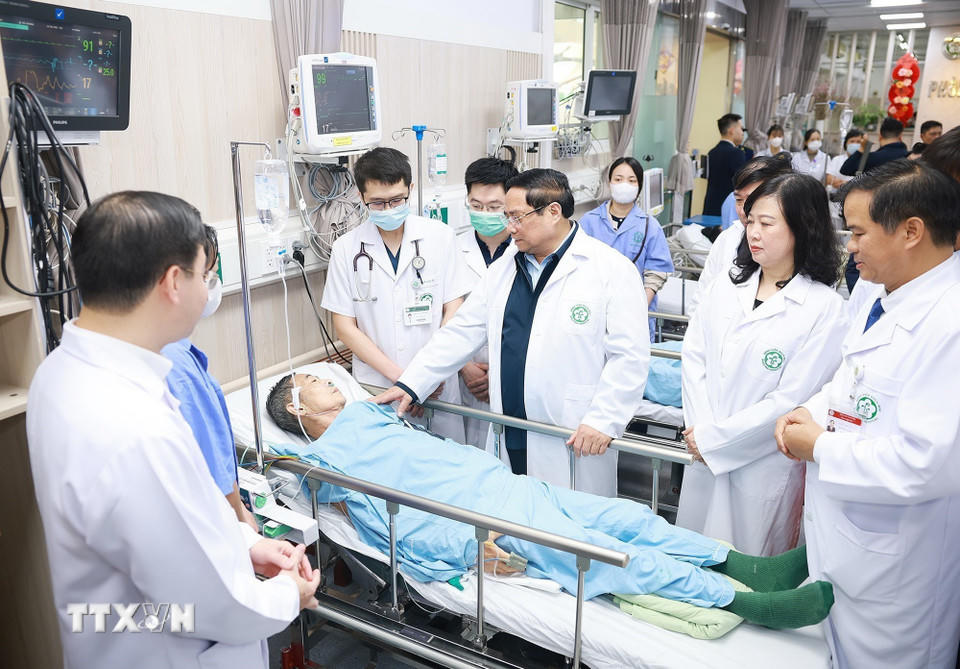 Thủ tướng Phạm Minh Chính thăm, chúc Tết bệnh nhân đang điều trị tại Bệnh viện Bạch Mai. (Ảnh: Dương Giang/TTXVN).