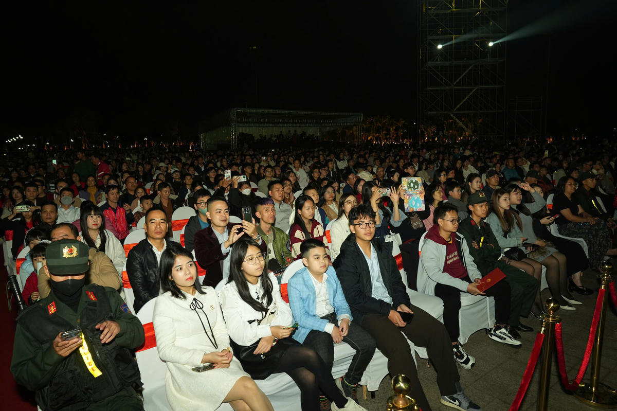 Gần 5.000 chỗ ngồi tại&nbsp;Quảng trường Trung tâm Chính trị - Hành chính thành phố đều chật kín. Ảnh: PT.&nbsp;