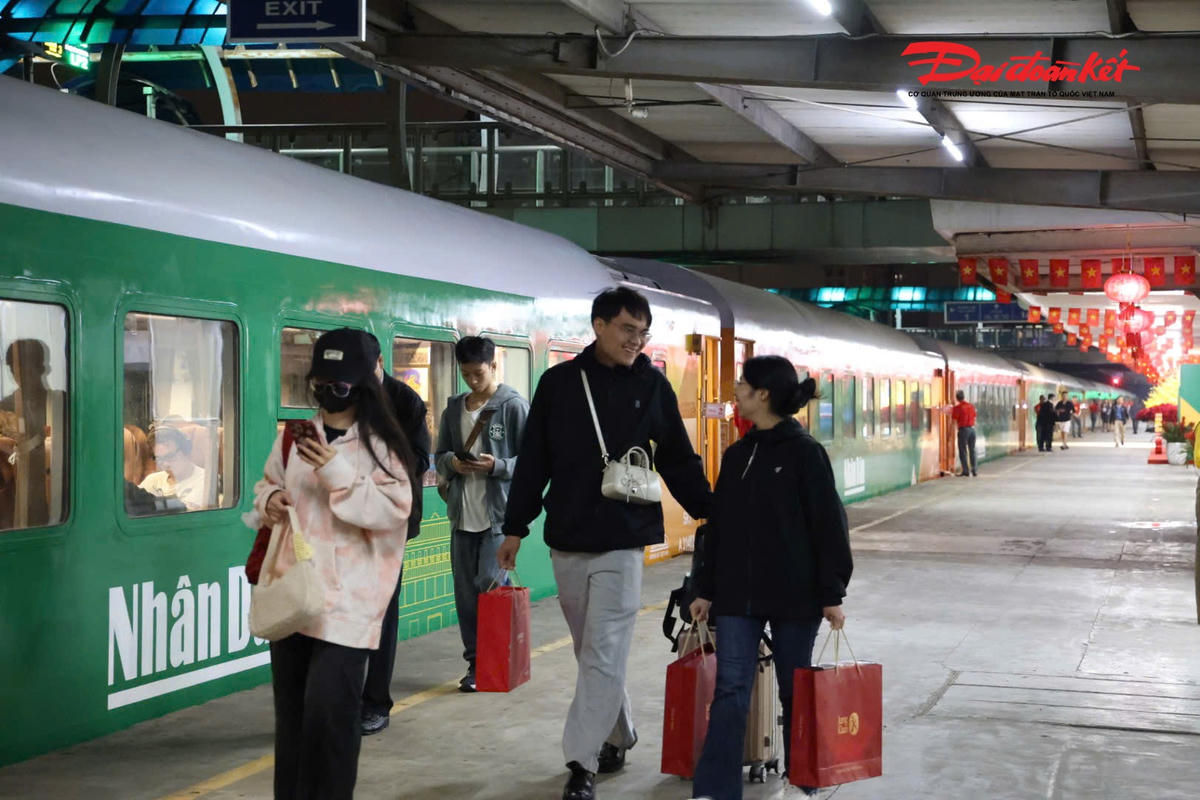 Anh Trần Văn Hùng (sống tại TP.HCM) cho biết: “Ngồi trên tàu trở về quê, nhìn qua ô cửa sổ thấy phố phường dần lùi lại phía sau, tôi vừa háo hức vừa bồi hồi. Đón năm mới giữa hành trình dài hơn 1.700 km chắc chắn sẽ là một kỷ niệm khó quên”.. 