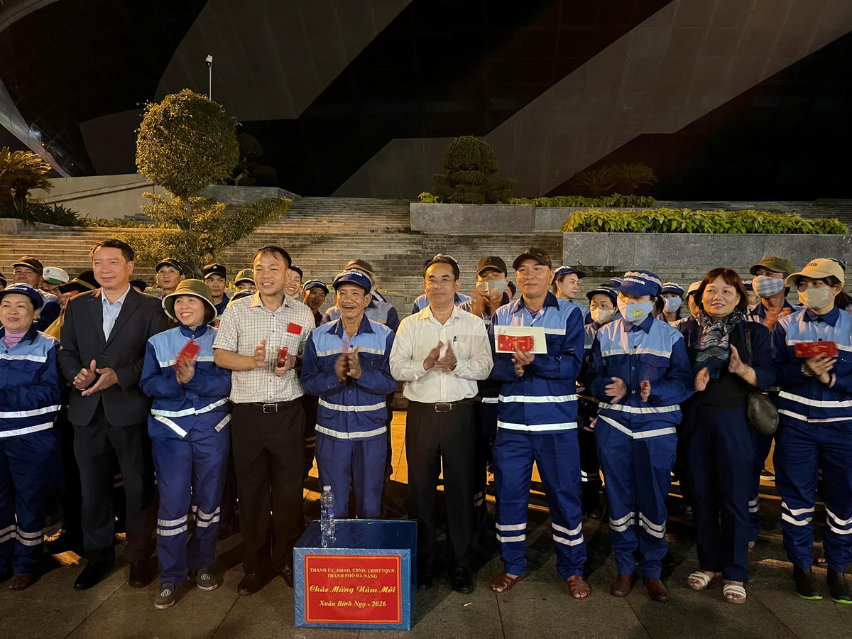 Ông Trần Anh Tuấn, Phó Chủ tịch UBND TP Đà Nẵng thăm hỏi, tặng quà cho công nhân vệ sinh môi trường. Ảnh: Nguyễn Tín.