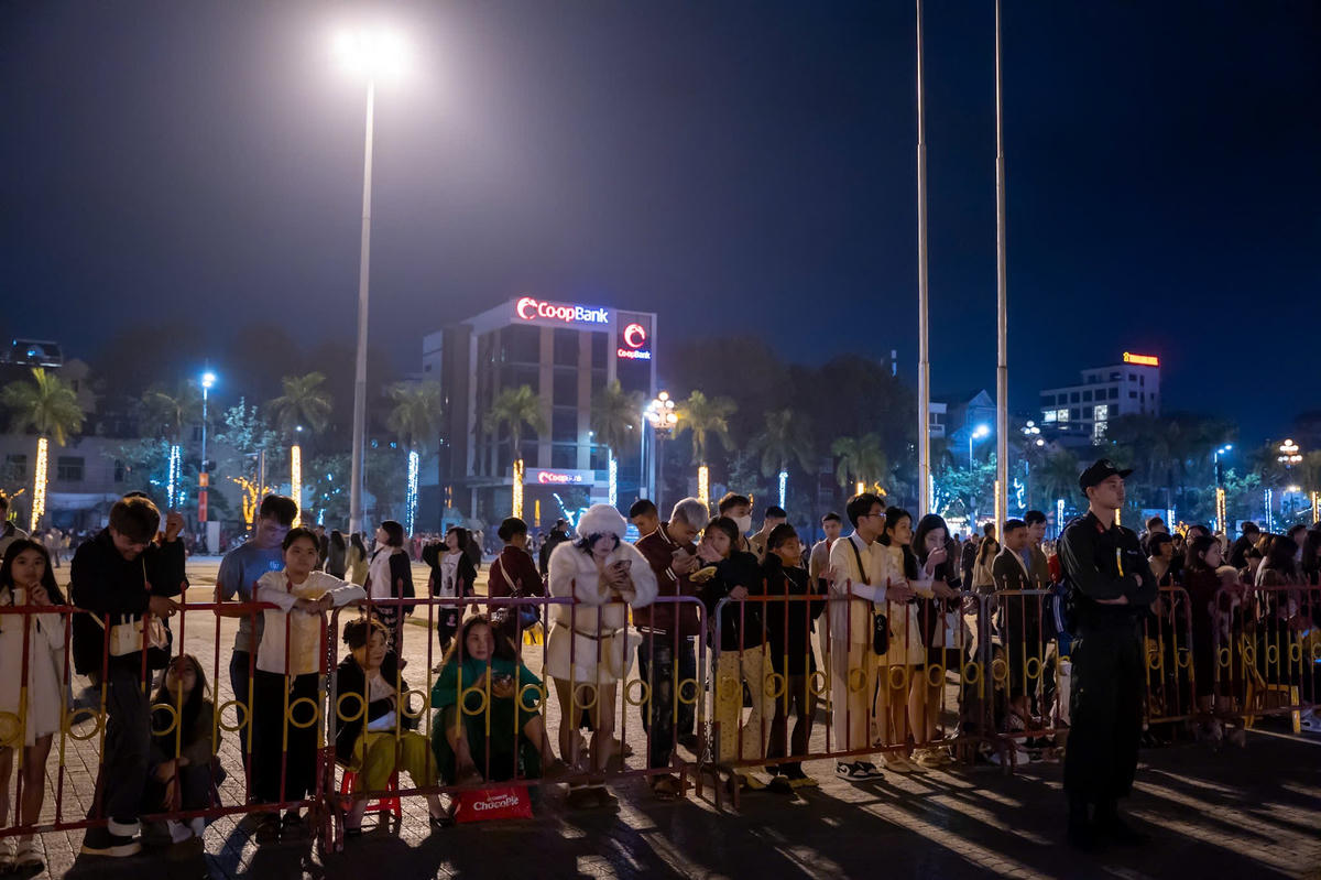 Người dân chờ đợi màn bắn pháo hoa sau các chốt an ninh. Ảnh: Đình Minh