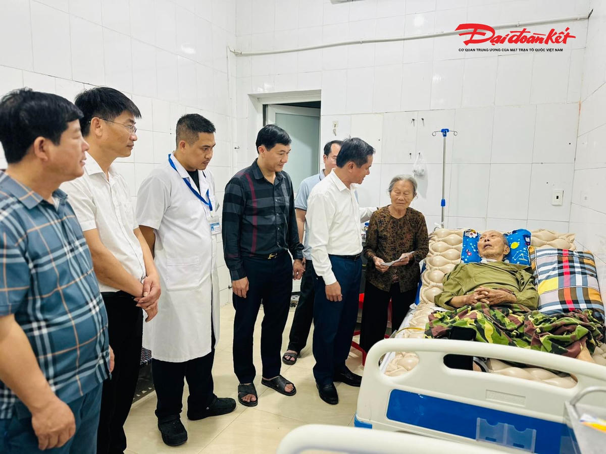 Lãnh đạo xã Đại Đồng đến thăm và động viên bệnh nhân đang điều trị tại Bệnh viện đã khoa Thanh Chương. (Ảnh chụp lúc 22h30 tại Bệnh viên đa khoa Thanh Chương). Ảnh: ĐB
