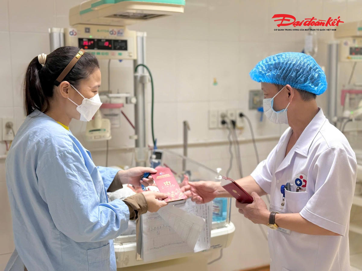 BSCKII Trần Anh Tú - Trưởng Trung tâm Sàng lọc, Chẩn đoán trước sinh và Sơ sinh (trực lãnh đạo) đã trực tiếp đến khoa lâm sàng để gửi lời chúc bình an và trao tận tay những phong bao lì xì đỏ thắm tiếp thêm nụ cười cho các em nhỏ, sản phụ cùng gia đình. Ảnh: HY