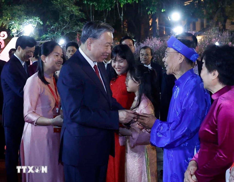 Tổng Bí thư Tô Lâm thăm hỏi, chúc Tết và mừng tuổi cho đại diện các tầng lớp nhân dân. (Ảnh: Thống Nhất/TTXVN).