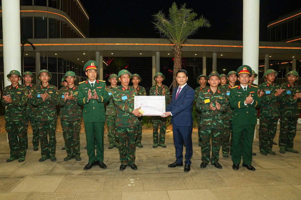 Chủ tịch UBND TP Hải Phòng tặng quà và động viên lực lượng bắn pháo hoa đêm giao thừa. Ảnh: Phương Thanh.