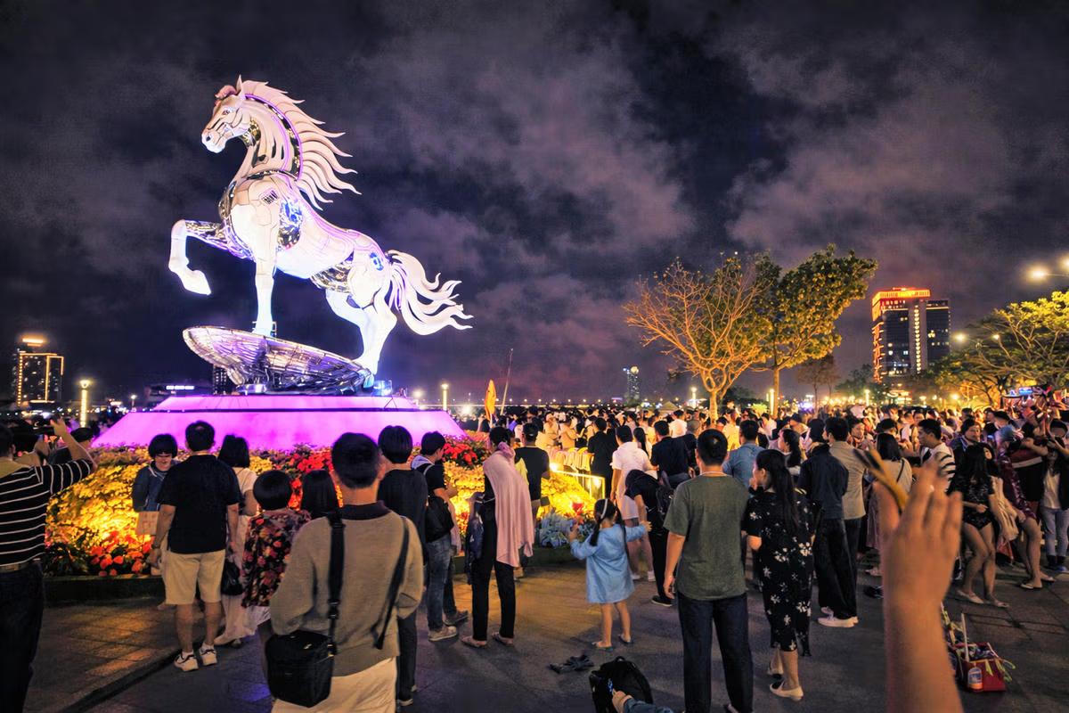 
Nhiều người dân check-in cùng siêu phẩm Kim Mã 4.0 bên sông Hàn. Ảnh: Tấn Thành.